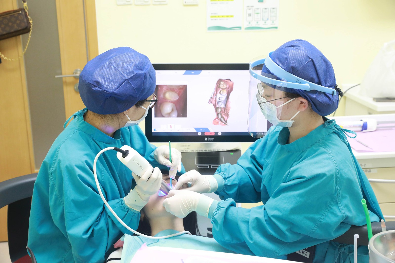 醫(yī)護(hù)配合2.jpg 醫(yī)護(hù)配合2.jpg